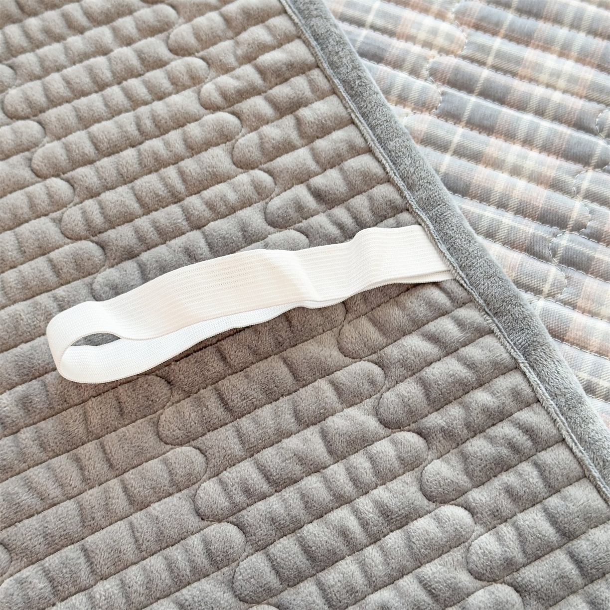 91家纺网 家纺一手货源 找家纺 恒爱家纺 2025新款全棉宝宝绒双拼床盖三件套 灰小格