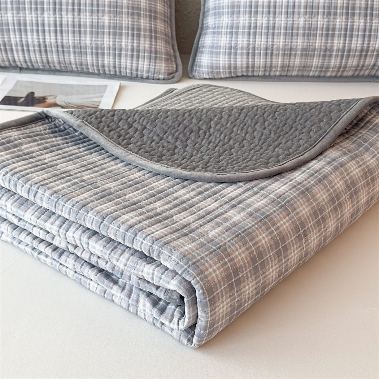 91家纺网 家纺一手货源 找家纺 恒爱家纺 2025新款全棉宝宝绒双拼床盖三件套 灰小格