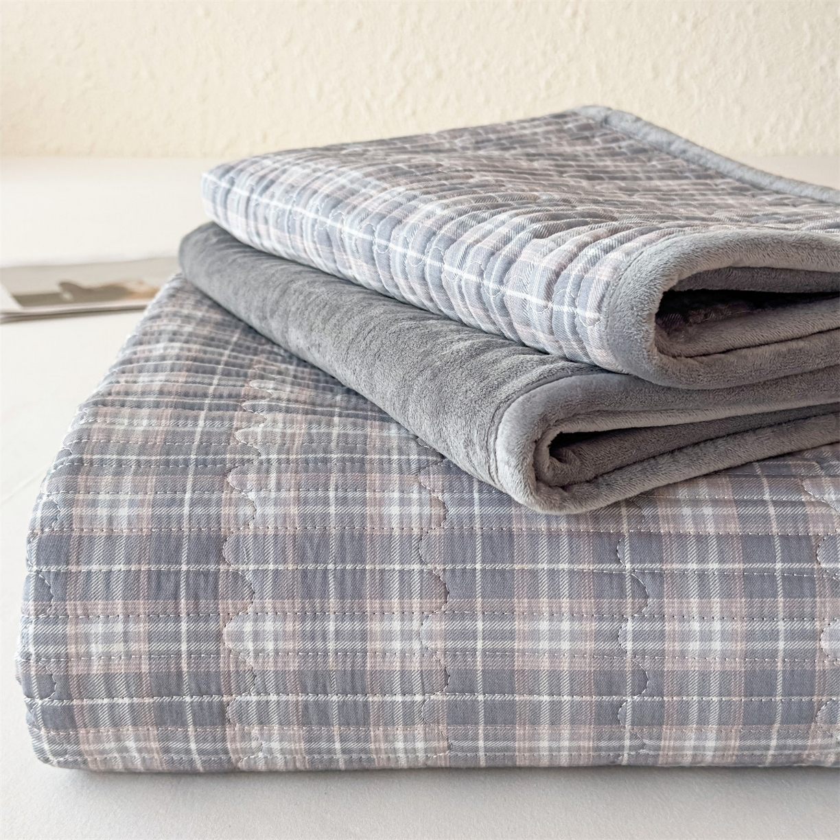 91家纺网 家纺一手货源 找家纺 恒爱家纺 2025新款全棉宝宝绒双拼床盖三件套 灰小格