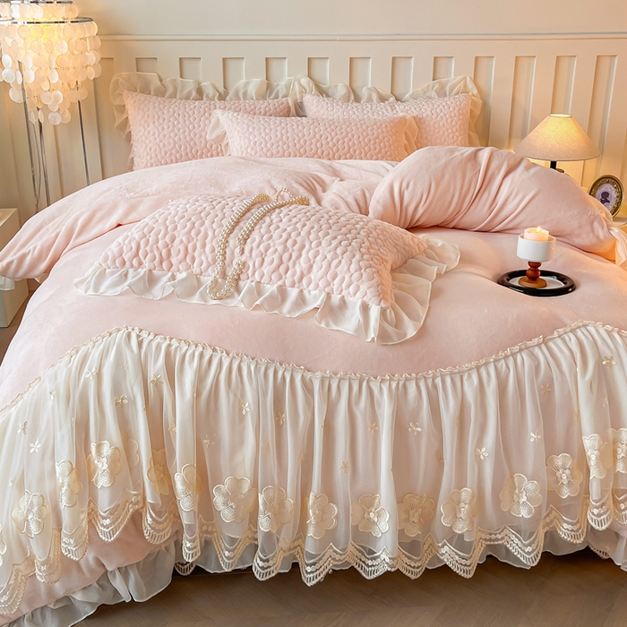 91家纺网 家纺一手货源 找家纺 （总）花香四季家纺 2025新款牛奶绒夹棉床裙款四件套-柏林小姐