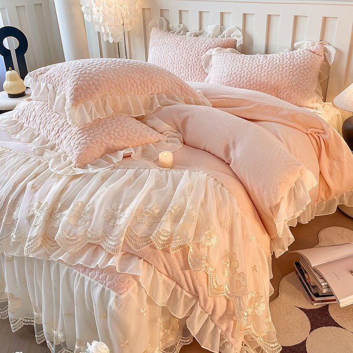 91家纺网 家纺一手货源 找家纺 （总）花香四季家纺 2025新款牛奶绒夹棉床裙款四件套-柏林小姐