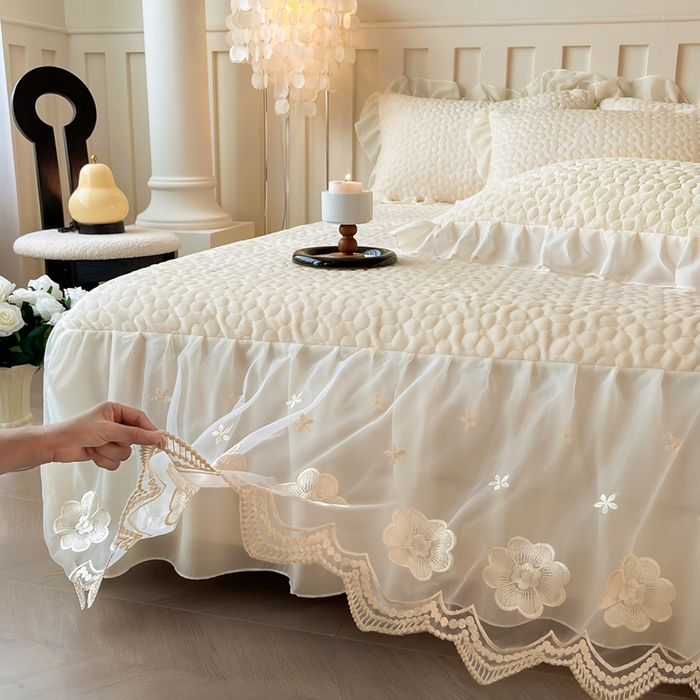 91家纺网 家纺一手货源 找家纺 花香四季家纺 2025新款牛奶绒夹棉床裙款四件套-柏林小姐 柏林小姐-白