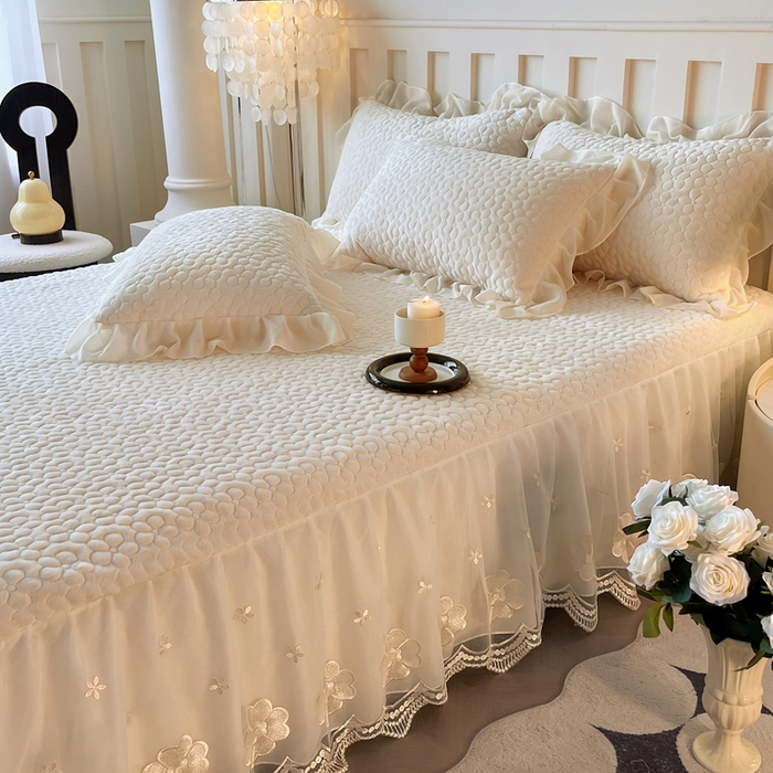 91家纺网 家纺一手货源 找家纺 花香四季家纺 2025新款牛奶绒夹棉床裙款四件套-柏林小姐 柏林小姐-白