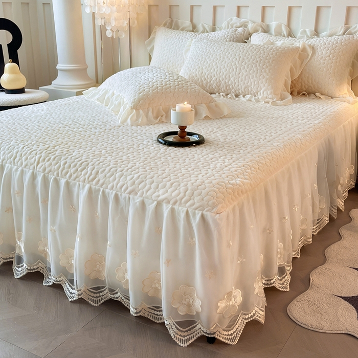 91家纺网 家纺一手货源 找家纺 花香四季家纺 2025新款牛奶绒夹棉床裙款四件套-柏林小姐 柏林小姐-白