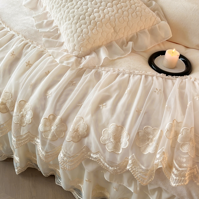 91家纺网 家纺一手货源 找家纺 花香四季家纺 2025新款牛奶绒夹棉床裙款四件套-柏林小姐 柏林小姐-白