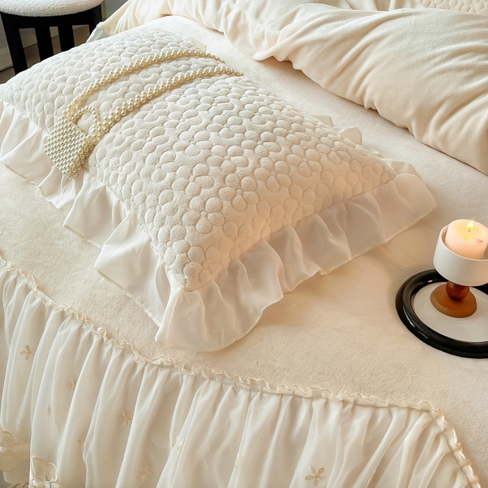 91家纺网 家纺一手货源 找家纺 花香四季家纺 2025新款牛奶绒夹棉床裙款四件套-柏林小姐 柏林小姐-白