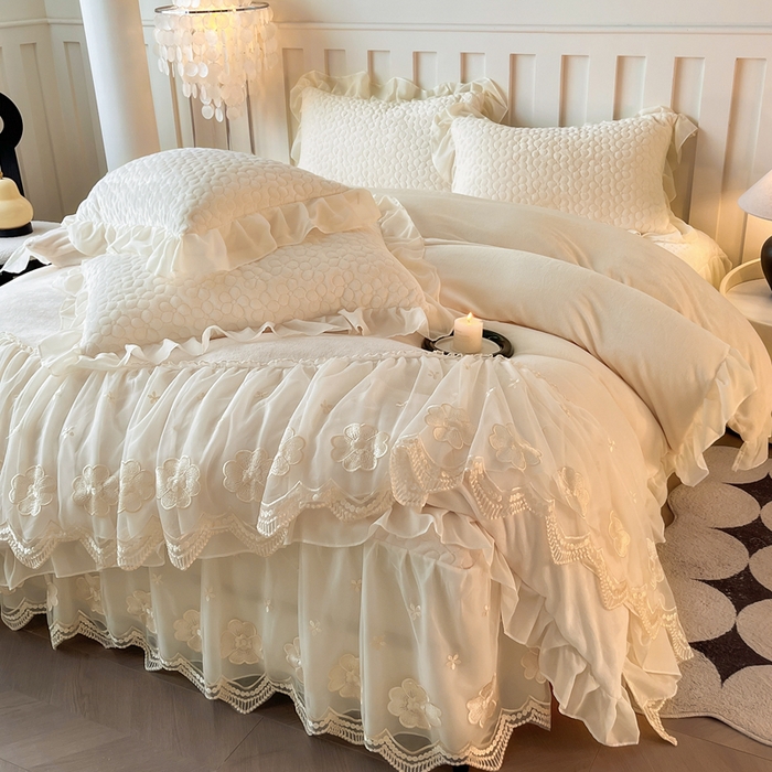 91家纺网 家纺一手货源 找家纺 花香四季家纺 2025新款牛奶绒夹棉床裙款四件套-柏林小姐 柏林小姐-白