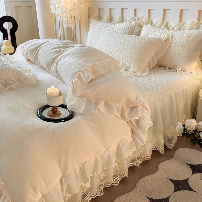 91家纺网 家纺一手货源 找家纺 花香四季家纺 2025新款牛奶绒夹棉床裙款四件套-柏林小姐 柏林小姐-白