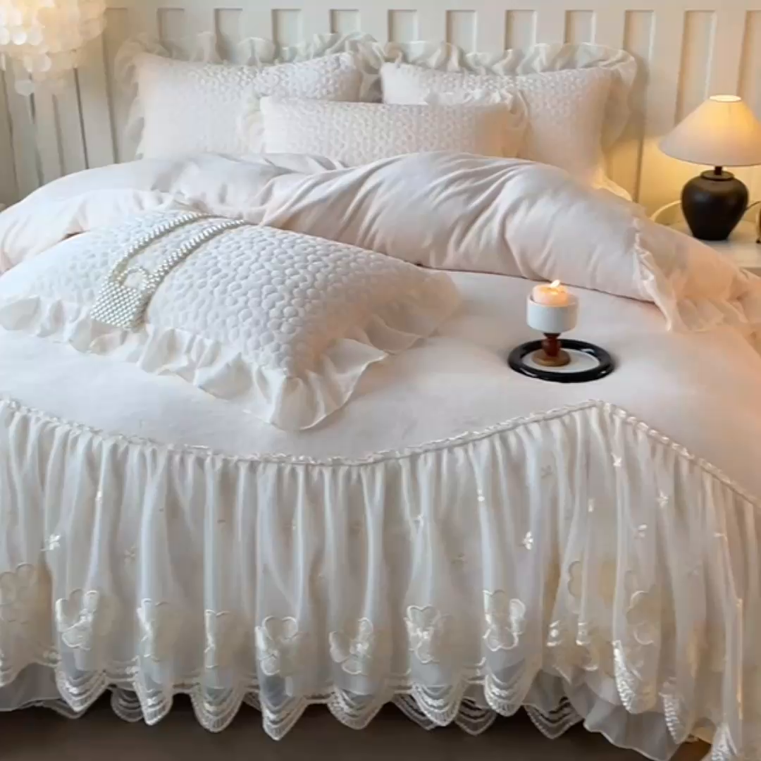 91家纺网 家纺一手货源 找家纺 花香四季家纺 2025新款牛奶绒夹棉床裙款四件套-柏林小姐 柏林小姐-白