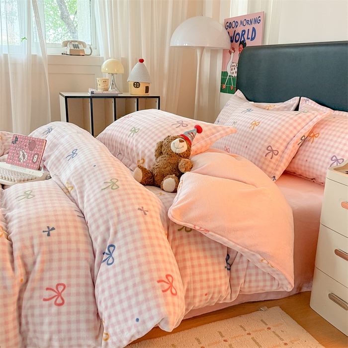 91家纺网 家纺一手货源 找家纺 艾特你 2025新款小清新高克重牛奶绒印花四件套 彩色物语红