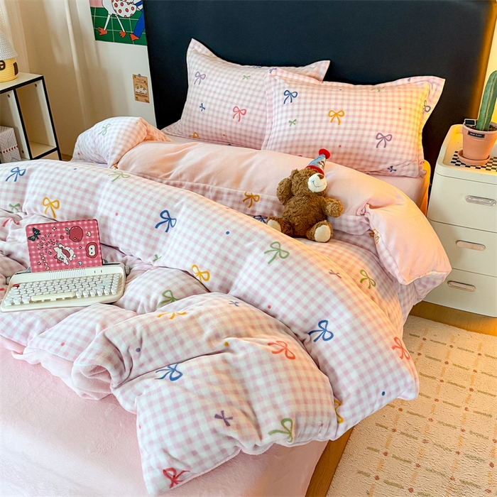 91家纺网 家纺一手货源 找家纺 艾特你 2025新款小清新高克重牛奶绒印花四件套 彩色物语红