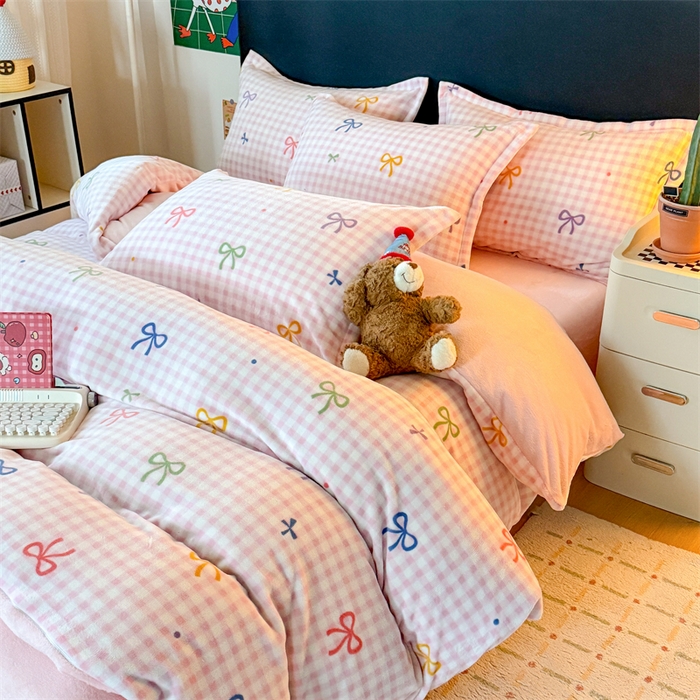 91家纺网 家纺一手货源 找家纺 艾特你 2025新款小清新高克重牛奶绒印花四件套 彩色物语红