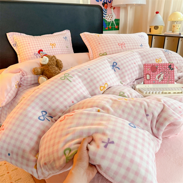 91家纺网 家纺一手货源 找家纺 艾特你 2025新款小清新高克重牛奶绒印花四件套 彩色物语红