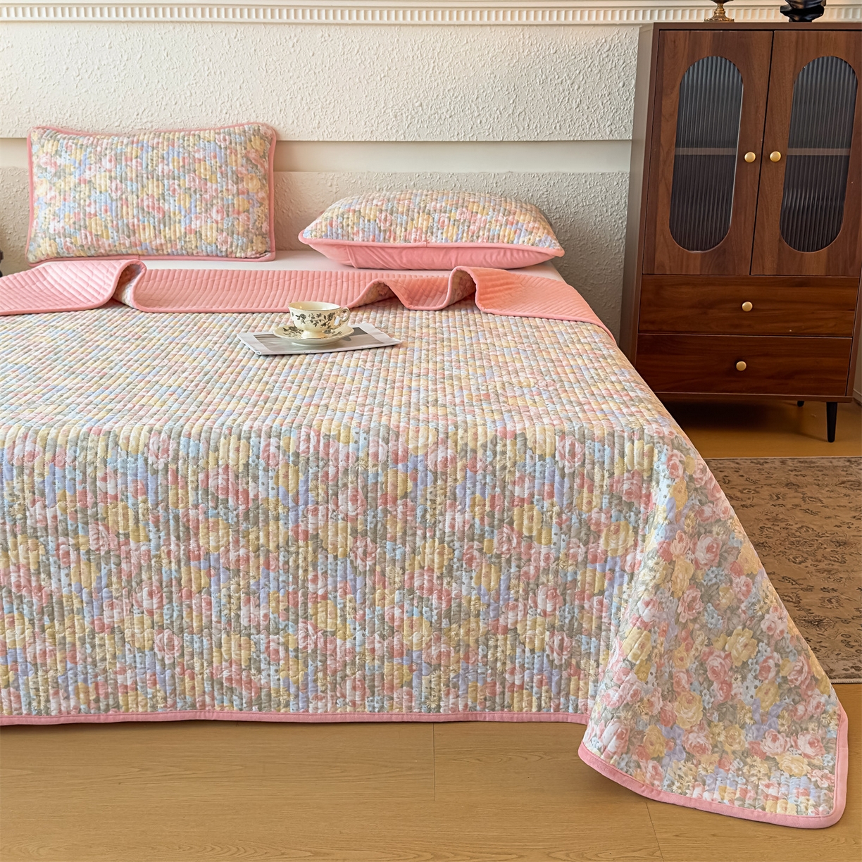 91家纺网 家纺一手货源 找家纺 恒爱家纺 2025新款全棉宝宝绒双拼床盖三件套 娇媚