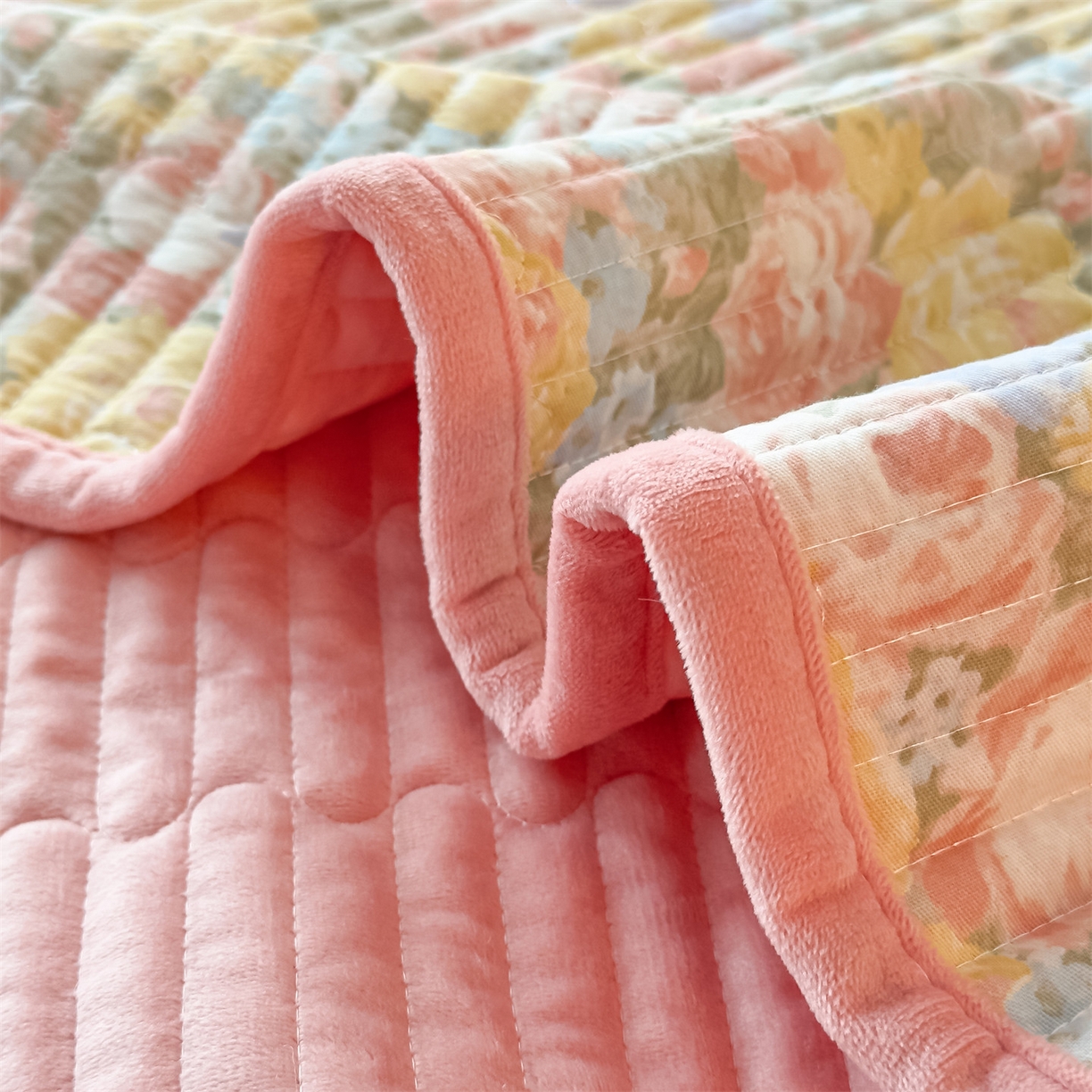 91家纺网 家纺一手货源 找家纺 恒爱家纺 2025新款全棉宝宝绒双拼床盖三件套 娇媚