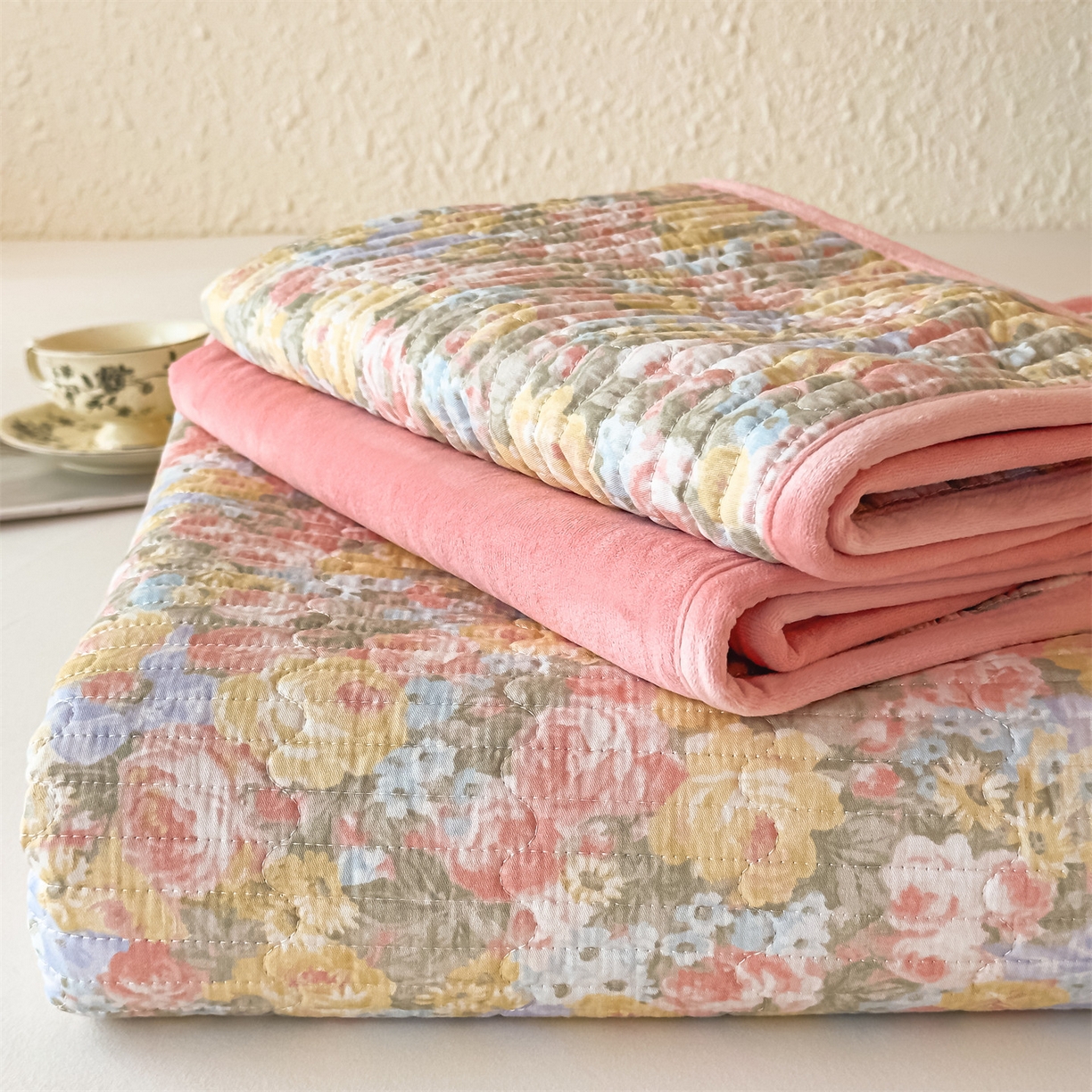 91家纺网 家纺一手货源 找家纺 恒爱家纺 2025新款全棉宝宝绒双拼床盖三件套 娇媚