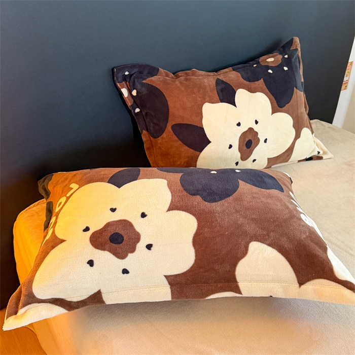 91家纺网 家纺一手货源 找家纺 艾特你 2025新款小清新高克重牛奶绒印花四件套 繁花物语