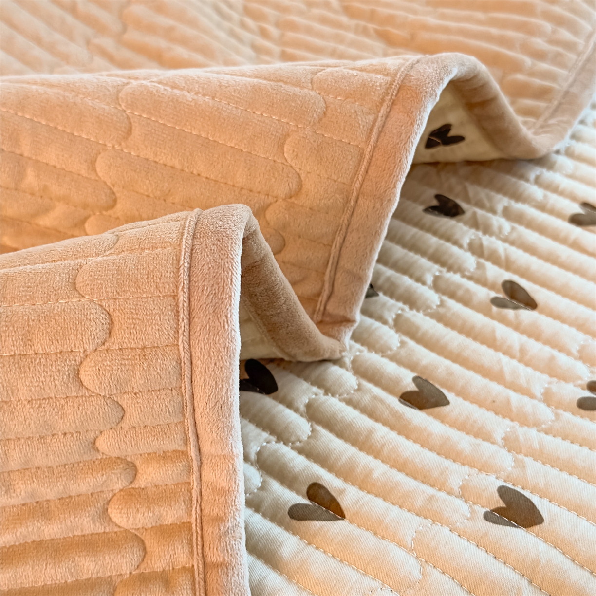 91家纺网 家纺一手货源 找家纺 恒爱家纺 2025新款全棉宝宝绒双拼床盖三件套 精彩人生