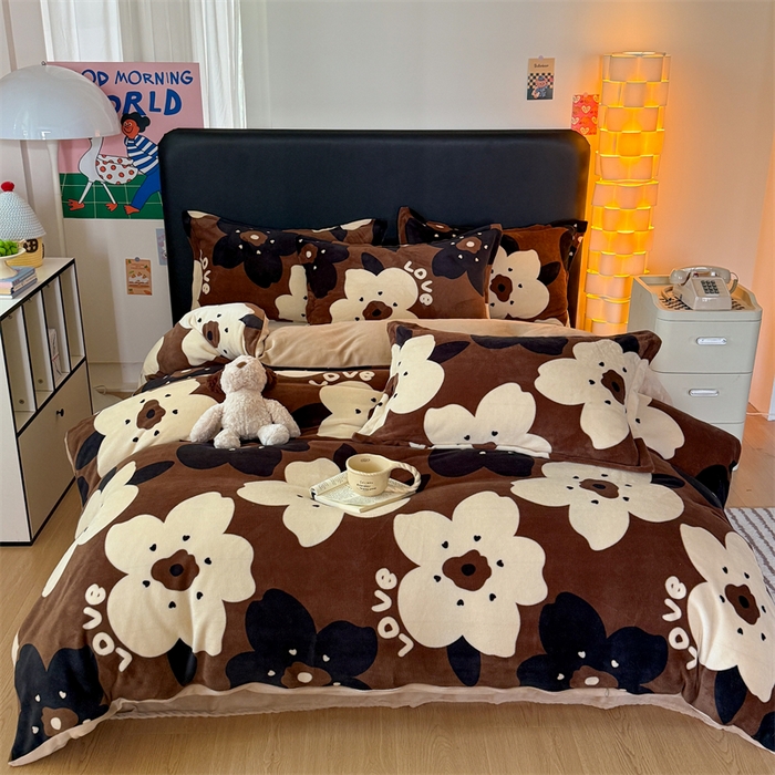 91家纺网 家纺一手货源 找家纺 艾特你 2025新款小清新高克重牛奶绒印花四件套 繁花物语