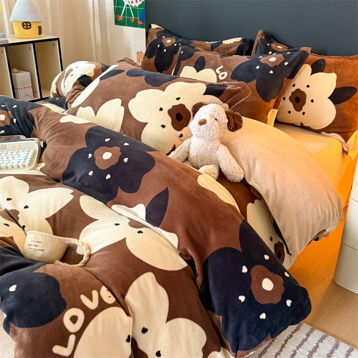 91家纺网 家纺一手货源 找家纺 艾特你 2025新款小清新高克重牛奶绒印花四件套 繁花物语