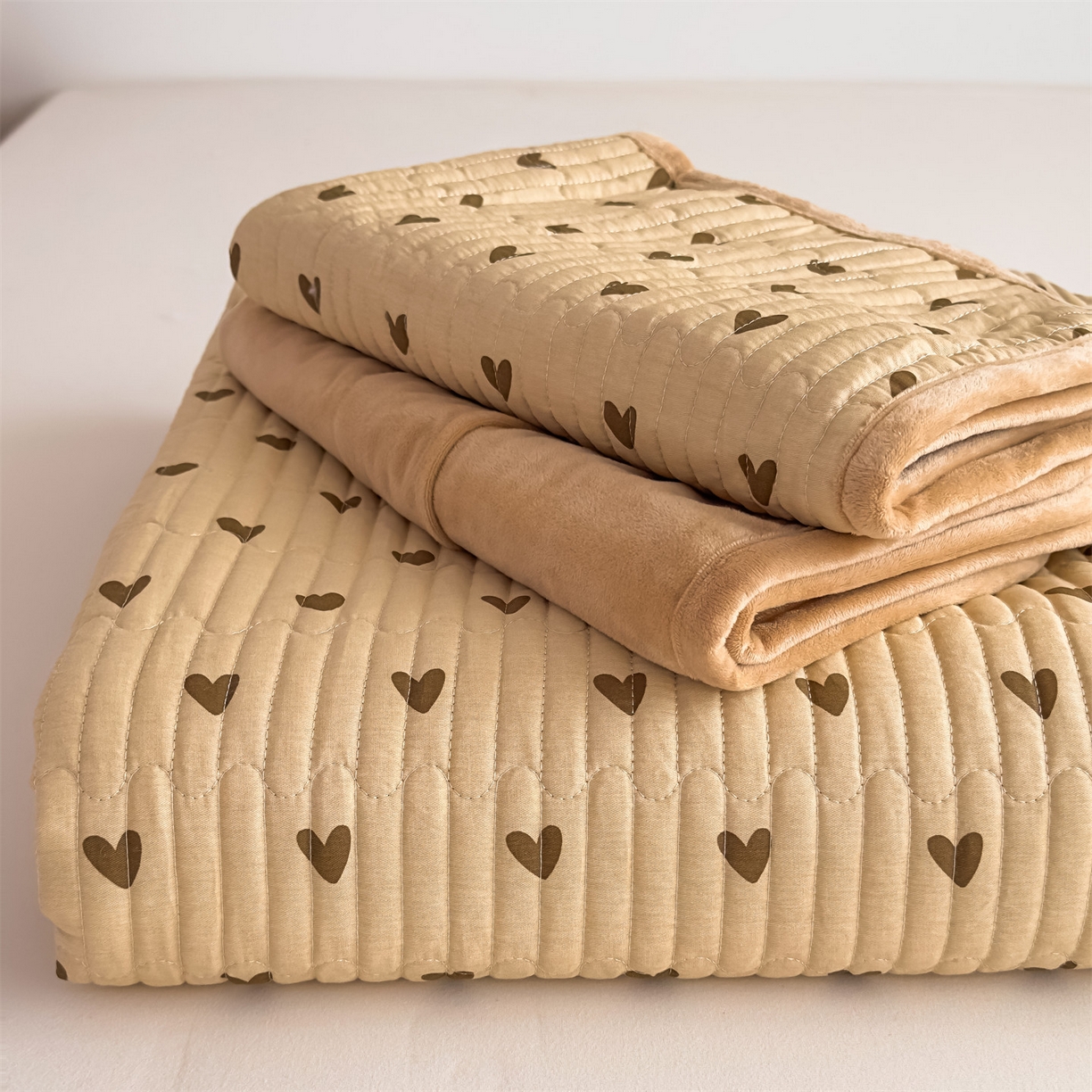 91家纺网 家纺一手货源 找家纺 恒爱家纺 2025新款全棉宝宝绒双拼床盖三件套 精彩人生