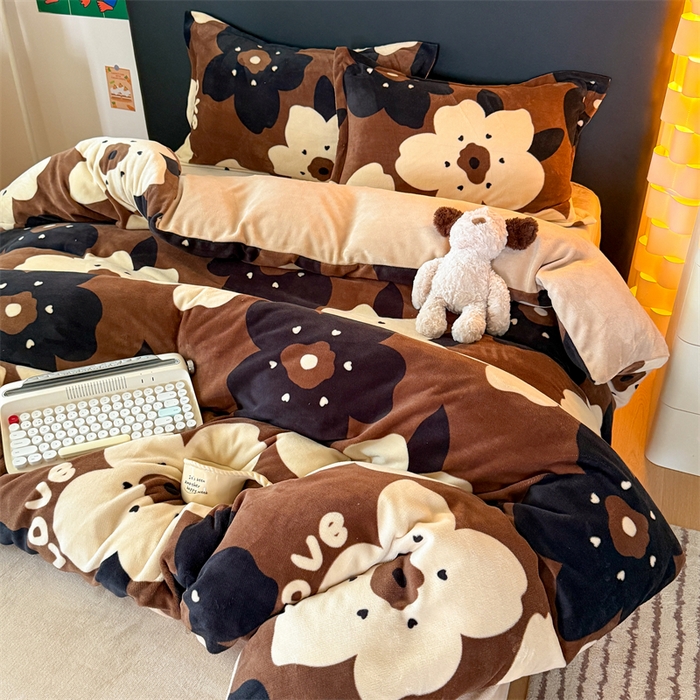 91家纺网 家纺一手货源 找家纺 艾特你 2025新款小清新高克重牛奶绒印花四件套 繁花物语