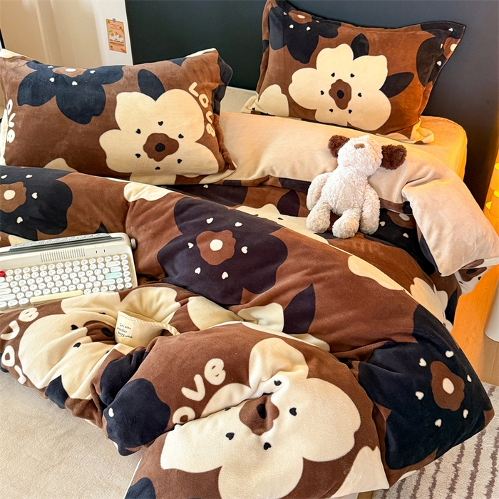 91家纺网 家纺一手货源 找家纺 艾特你 2025新款小清新高克重牛奶绒印花四件套 繁花物语