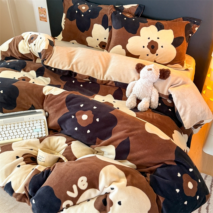 91家纺网 家纺一手货源 找家纺 艾特你 2025新款小清新高克重牛奶绒印花四件套 繁花物语