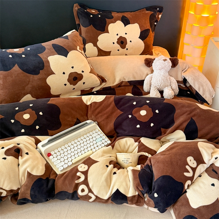 91家纺网 家纺一手货源 找家纺 艾特你 2025新款小清新高克重牛奶绒印花四件套 繁花物语