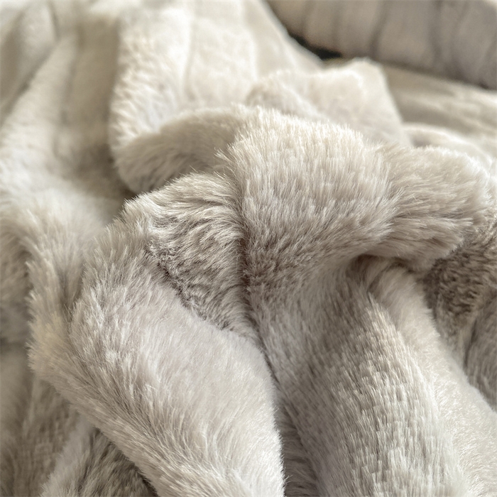 91家纺网 家纺一手货源 找家纺 名兮家居 2025新款高克重立体仿兔绒牛奶绒四件套 条纹-灰