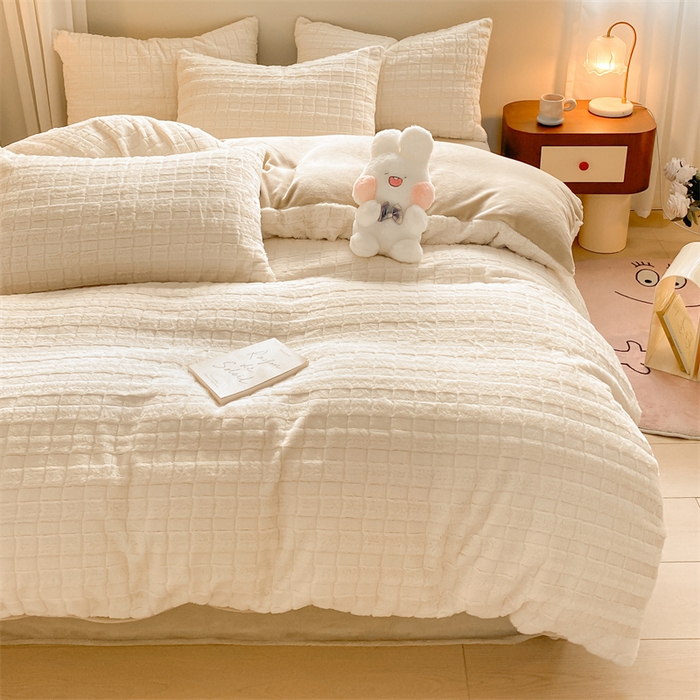 91家纺网 家纺一手货源 找家纺 名兮家居 2025新款高克重立体仿兔绒牛奶绒四件套 奶油方格