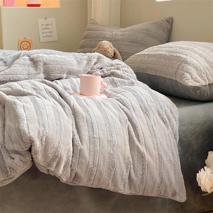 91家纺网 家纺一手货源 找家纺 名兮家居 2025新款高克重立体仿兔绒牛奶绒四件套 条纹-灰