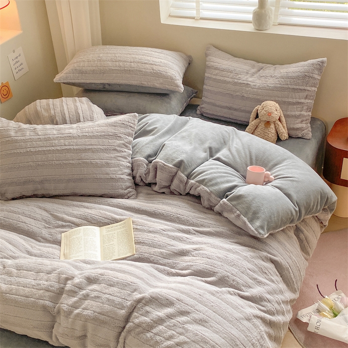 91家纺网 家纺一手货源 找家纺 名兮家居 2025新款高克重立体仿兔绒牛奶绒四件套 条纹-灰