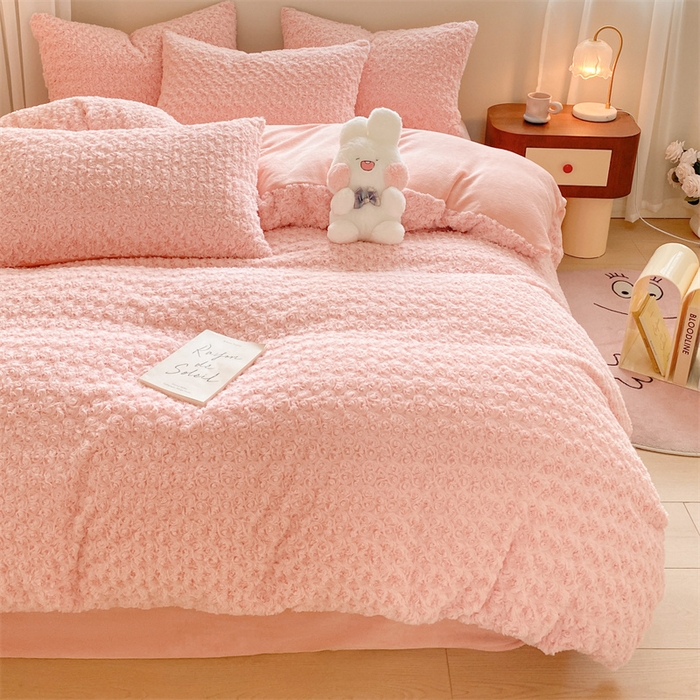 91家纺网 家纺一手货源 找家纺 名兮家居 2025新款高克重立体仿兔绒牛奶绒四件套 玫瑰-粉