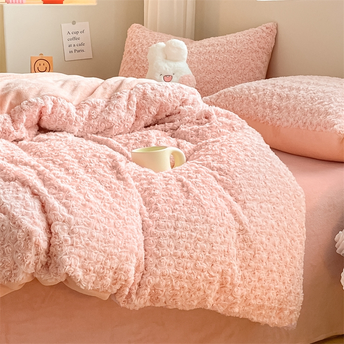 91家纺网 家纺一手货源 找家纺 名兮家居 2025新款高克重立体仿兔绒牛奶绒四件套 玫瑰-粉