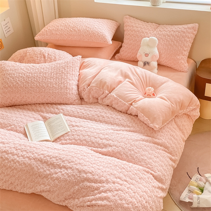 91家纺网 家纺一手货源 找家纺 名兮家居 2025新款高克重立体仿兔绒牛奶绒四件套 玫瑰-粉