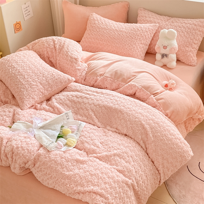 91家纺网 家纺一手货源 找家纺 名兮家居 2025新款高克重立体仿兔绒牛奶绒四件套 玫瑰-粉