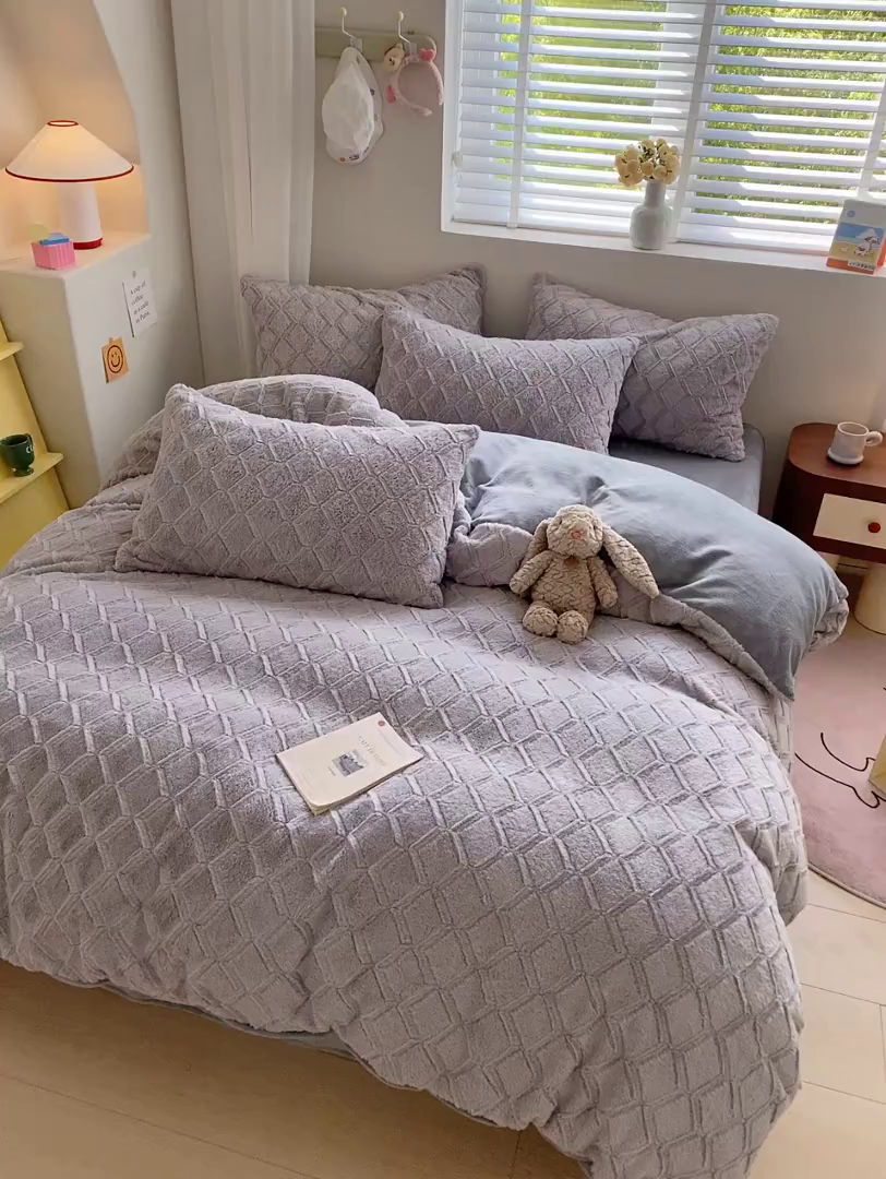 91家纺网 家纺一手货源 找家纺 名兮家居 2025新款高克重立体仿兔绒牛奶绒四件套 波浪-灰