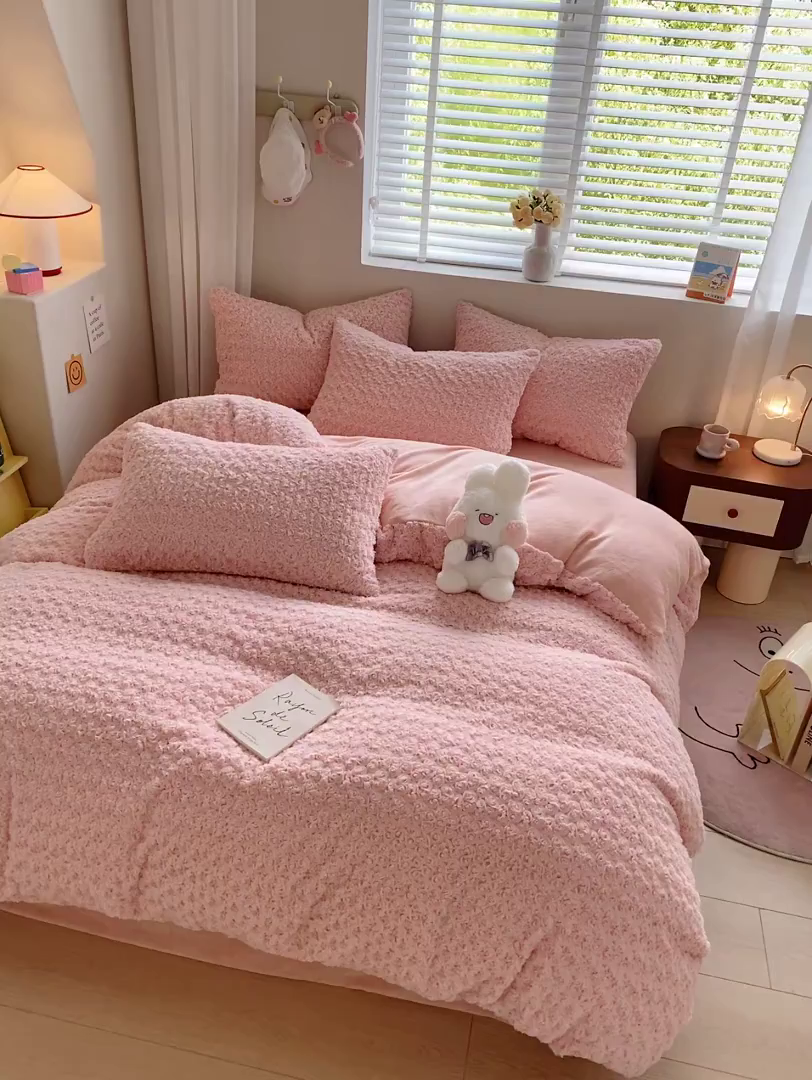 91家纺网 家纺一手货源 找家纺 名兮家居 2025新款高克重立体仿兔绒牛奶绒四件套 玫瑰-粉