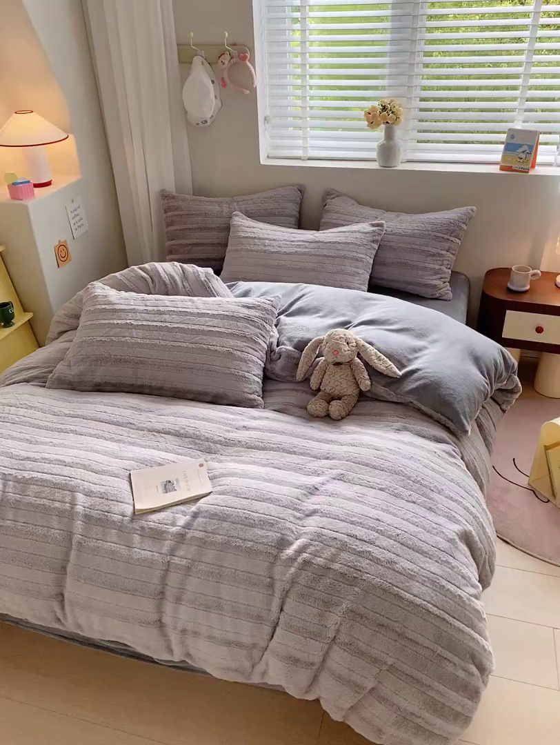 91家纺网 家纺一手货源 找家纺 名兮家居 2025新款高克重立体仿兔绒牛奶绒四件套 条纹-灰