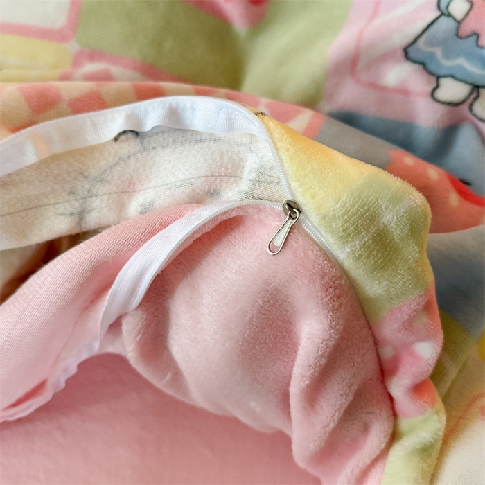 91家纺网 家纺一手货源 找家纺 艾特你 2025新款小清新高克重牛奶绒印花四件套 格子猫咪