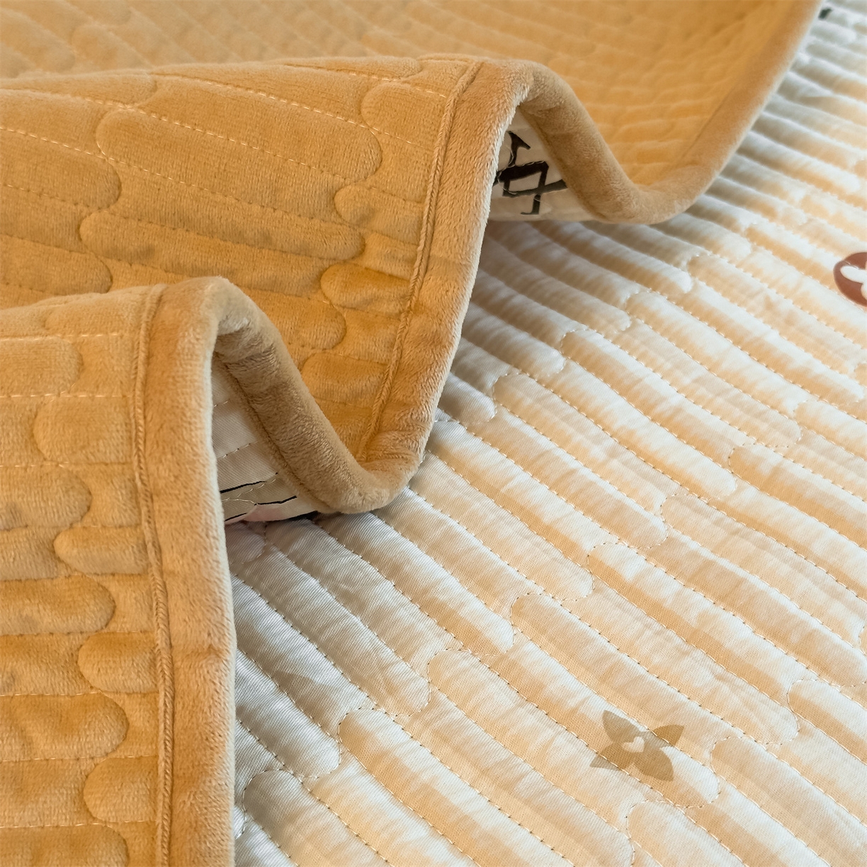 91家纺网 家纺一手货源 找家纺 恒爱家纺 2025新款全棉宝宝绒双拼床盖三件套 拉布布