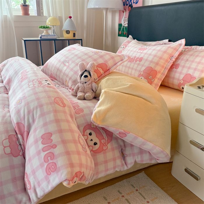 91家纺网 家纺一手货源 找家纺 艾特你 2025新款小清新高克重牛奶绒印花四件套 格子小美