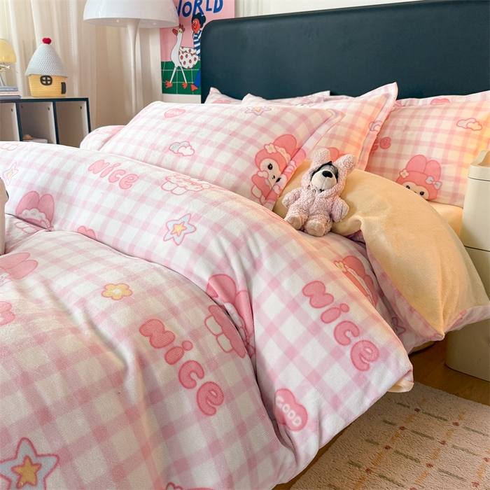 91家纺网 家纺一手货源 找家纺 艾特你 2025新款小清新高克重牛奶绒印花四件套 格子小美