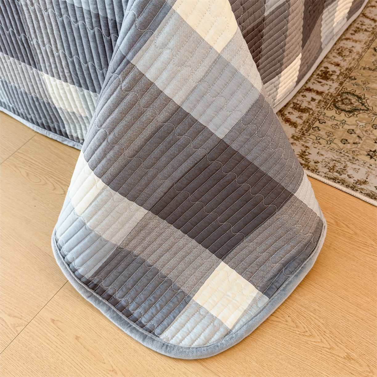 91家纺网 家纺一手货源 找家纺 恒爱家纺 2025新款全棉宝宝绒双拼床盖三件套 蓝灰大格