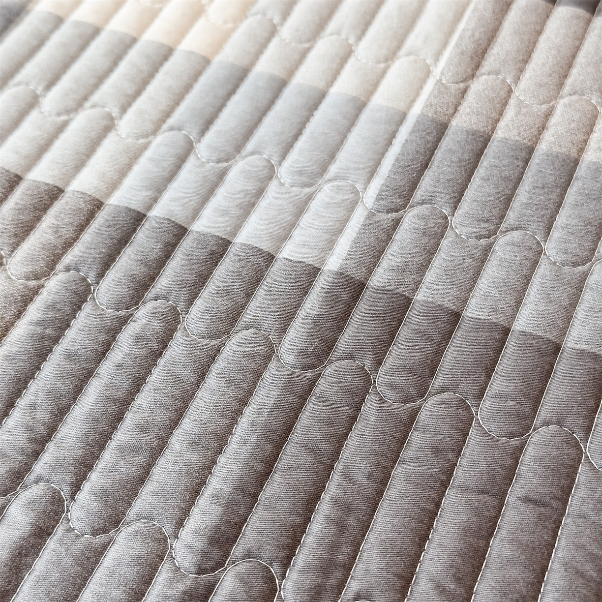 91家纺网 家纺一手货源 找家纺 恒爱家纺 2025新款全棉宝宝绒双拼床盖三件套 蓝灰大格