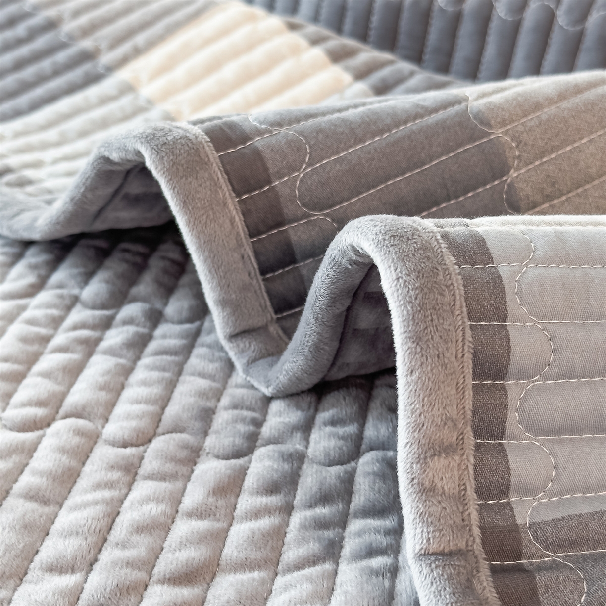 91家纺网 家纺一手货源 找家纺 恒爱家纺 2025新款全棉宝宝绒双拼床盖三件套 蓝灰大格