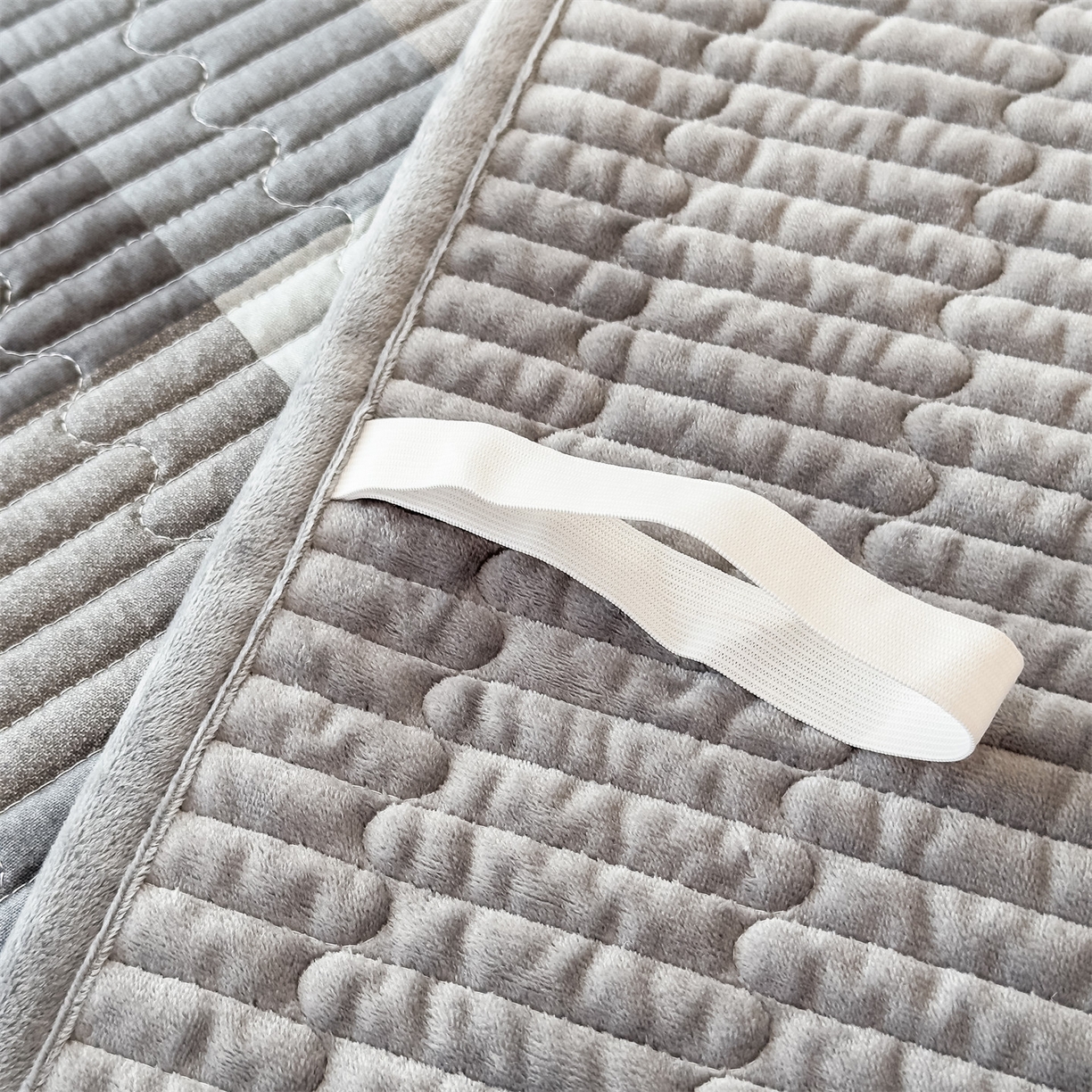 91家纺网 家纺一手货源 找家纺 恒爱家纺 2025新款全棉宝宝绒双拼床盖三件套 蓝灰大格