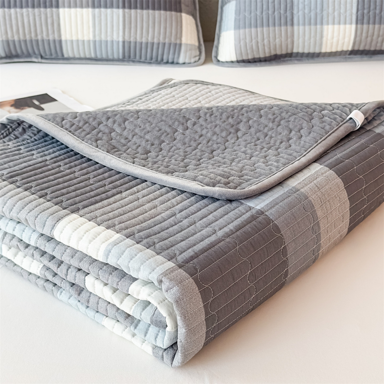 91家纺网 家纺一手货源 找家纺 恒爱家纺 2025新款全棉宝宝绒双拼床盖三件套 蓝灰大格