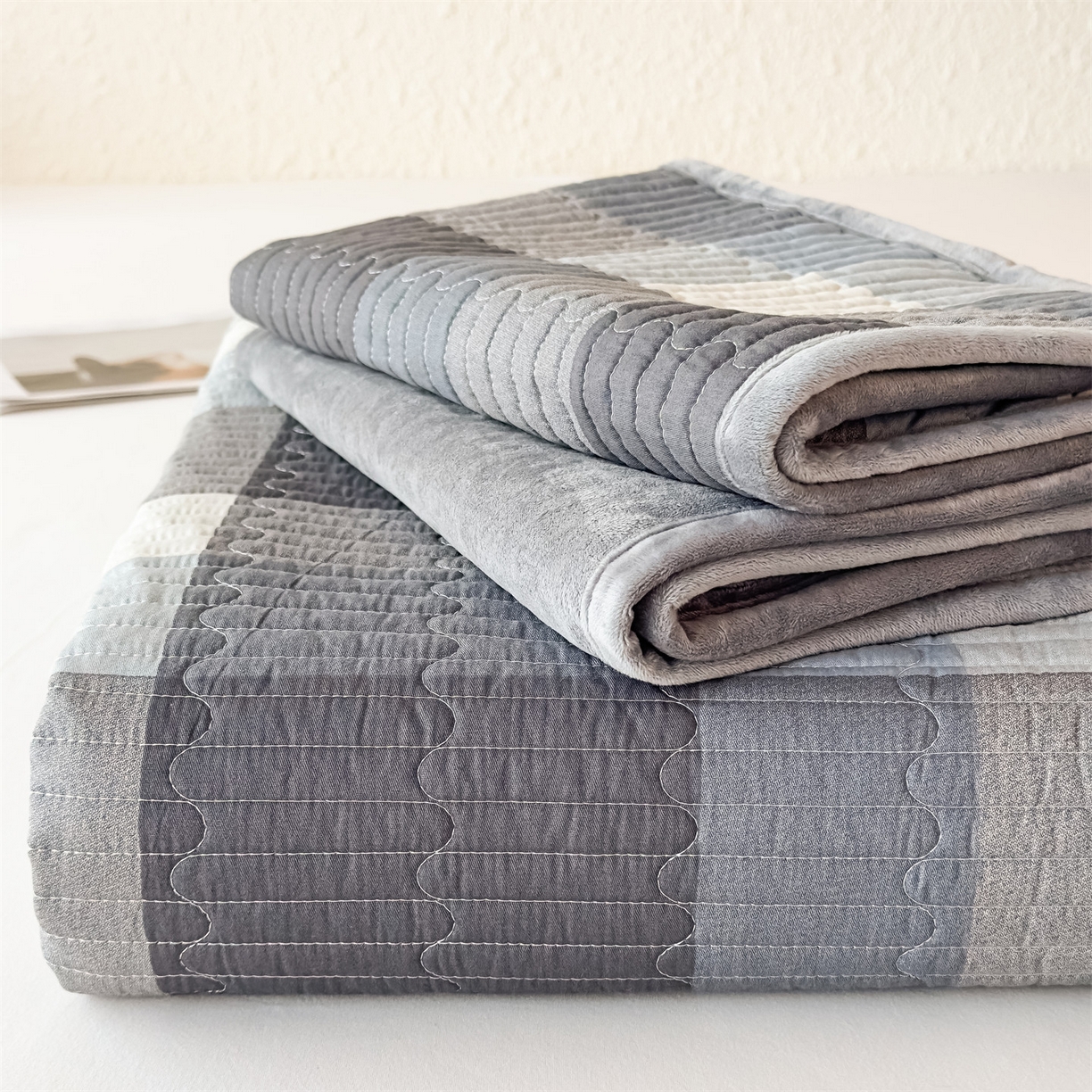 91家纺网 家纺一手货源 找家纺 恒爱家纺 2025新款全棉宝宝绒双拼床盖三件套 蓝灰大格